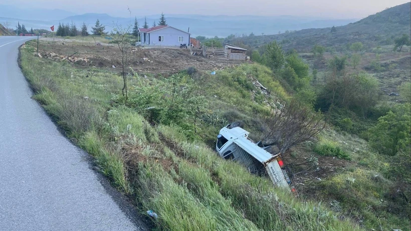 Bilecik’te Feci Kaza: Araç Uçuruma Sürüklendi, Sürücü Hayatta Bilecik’te Feci Kaza: Araç Uçuruma Sürüklendi, Sürücü Hayatta