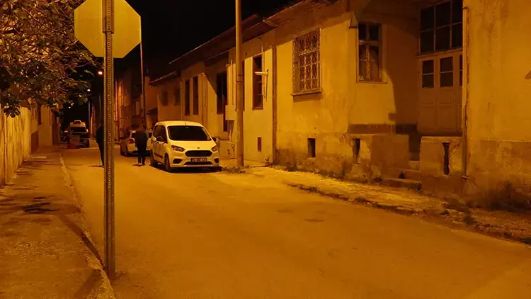 Burdur’da 20 Yaşındaki Leyla Sokakta Bıçaklanmış Halde Bulundu Burdur’da 20 Yaşındaki Leyla Sokakta Bıçaklanmış Halde Bulundu