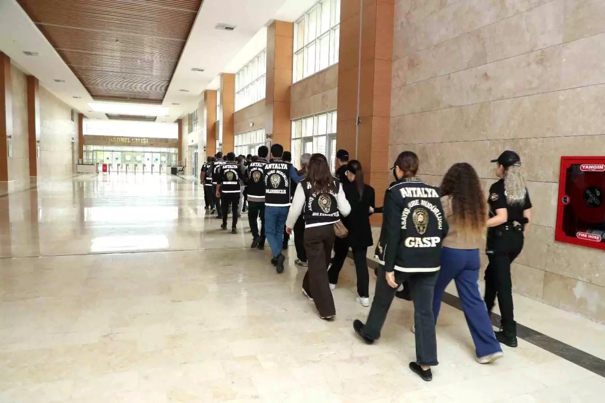 Antalya'da Masaj Salonlarına Operasyon: 8 Kişi Gözaltına Alındı