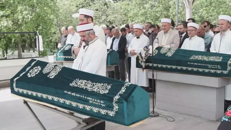 Kadıköy'deki Evinde Yangında Hayatını Kaybeden Yazar Süha Oğuzertem, Son Yolculuğuna Uğurlandı