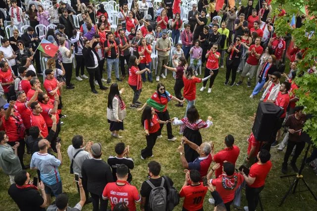 İstanbul'da Traktör Taraftarlarından Coşkulu Şampiyonluk Kutlaması İstanbul'da Traktör Taraftarlarından Coşkulu Şampiyonluk Kutlaması