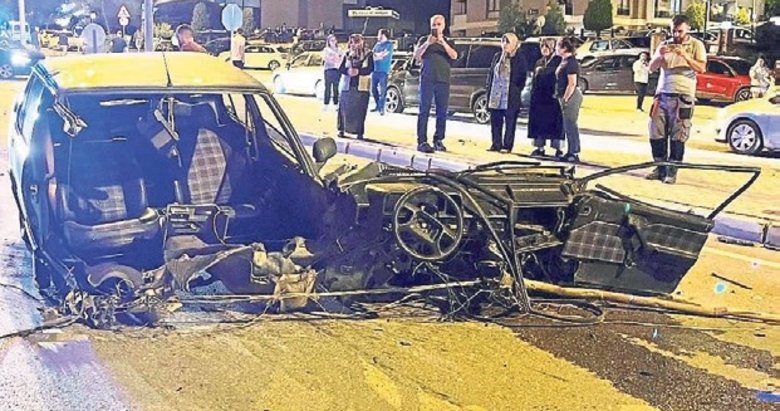 Denizli’de U Dönüşü Yapan Otomobil Kazada İkiye Bölündü Denizli’de U Dönüşü Yapan Otomobil Kazada İkiye Bölündü