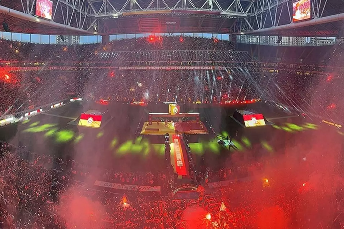 Galatasaray Şampiyonluğa Çok Yakın: Taraftar Yarın Kutlamaya Hazırlanıyor Galatasaray Şampiyonluğa Çok Yakın: Taraftar Yarın Kutlamaya Hazırlanıyor