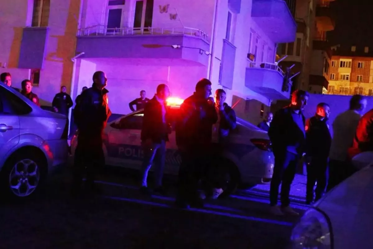 Aksaray'da Kız Kaçırma İddiası Sonrası Arbede: Polis Müdahale Etti Aksaray'da Kız Kaçırma İddiası Sonrası Arbede: Polis Müdahale Etti