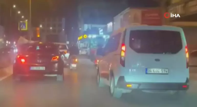 İstanbul Arnavutköy’de Düğün Konvoyu Trafiği Aksattı: Sürücüler Zor Anlar Yaşadı İstanbul Arnavutköy’de Düğün Konvoyu Trafiği Aksattı: Sürücüler Zor Anlar Yaşadı