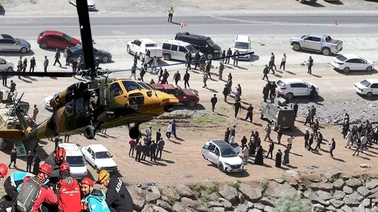 Hakkari’de Sümbül Dağı’nda Kaybolan Yaşlı Adam Askeri Helikopterle Kurtarıldı Hakkari’de Sümbül Dağı’nda Kaybolan Yaşlı Adam Askeri Helikopterle Kurtarıldı