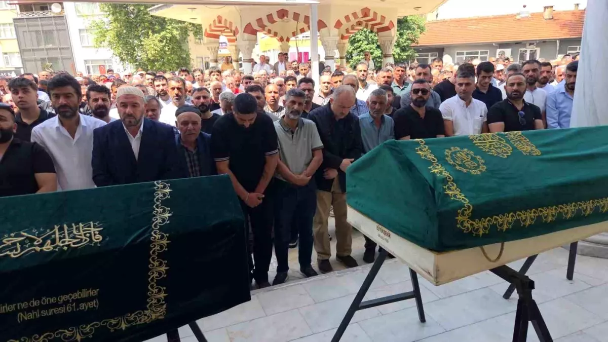 Feci Kazada 3 Kardeş Yan Yana Toprağa Verildi, Sürücü Alkollü Çıktı Feci Kazada 3 Kardeş Yan Yana Toprağa Verildi, Sürücü Alkollü Çıktı