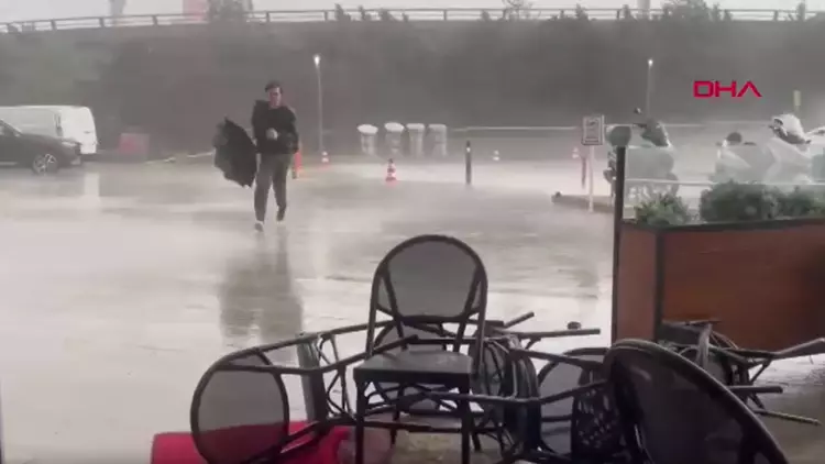 Ankara’da Sağanak Yağış Hayatı Olumsuz Etkiledi Ankara’da Sağanak Yağış Hayatı Olumsuz Etkiledi
