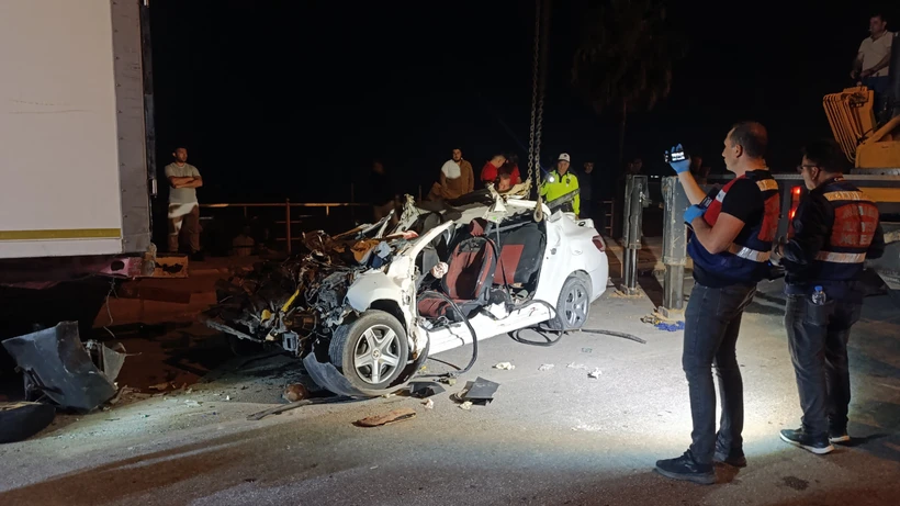 Silifke’de Tıra Çarpan Otomobilde Can Pazarı: 2 Kişi Hayatını Kaybetti