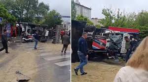 Bayrampaşa’da İş Makinesi Yokuş Aşağı Kontrolden Çıktı: 2 Kişi Yaralandı