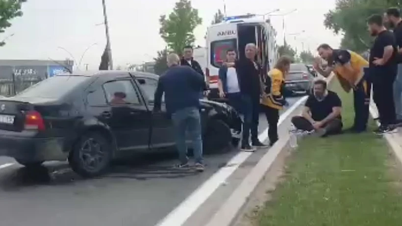 İnegöl'de Kaldırıma Çarpan Otomobil Kazaya Neden Oldu: Sürücü Hastaneye Kaldırıldı