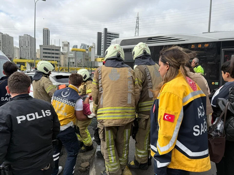 Beylikdüzü’nde Metrobüs Kazası: 13 Yaralı, Seferler Durdu!