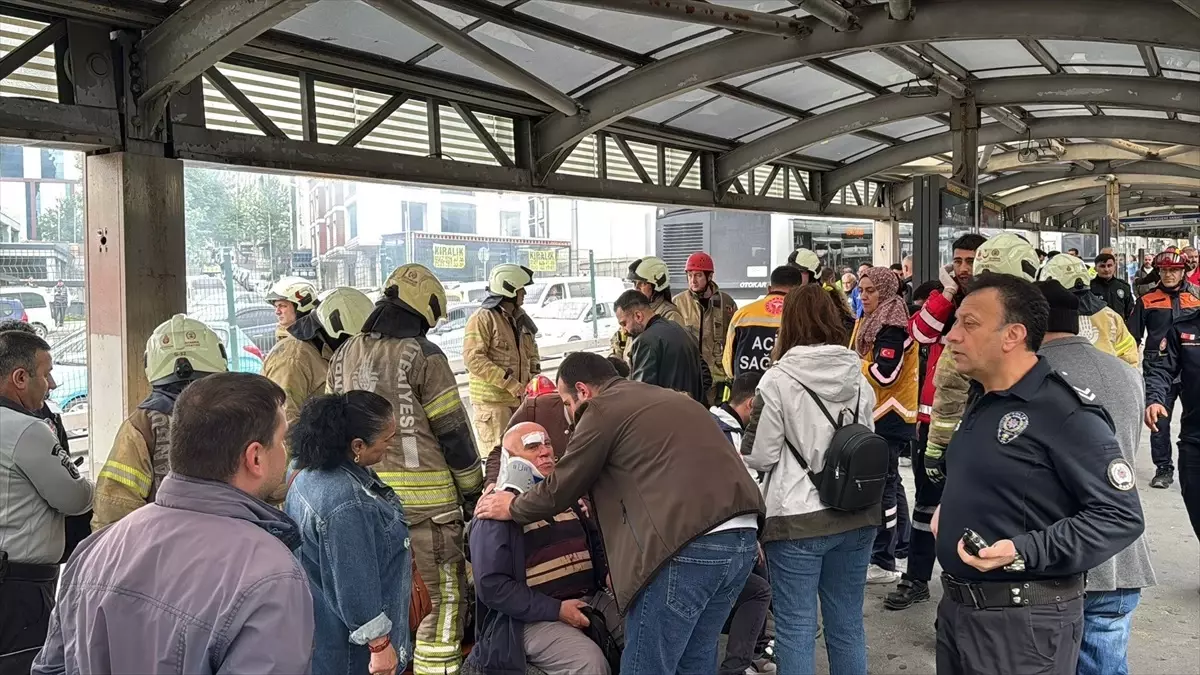 Beylikdüzü’nde metrobüs kazası: 3’ü ağır 13 kişi yaralandı