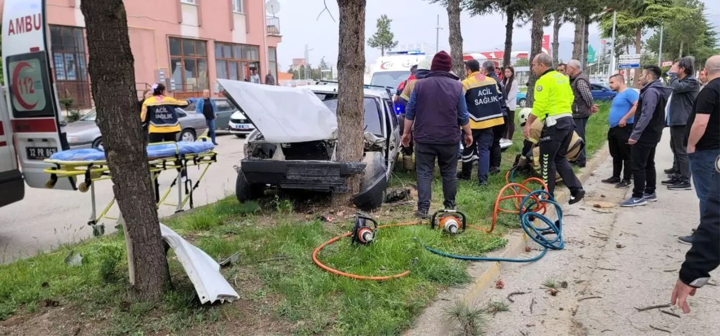 Isparta Yalvaç’ta Kontrolden Çıkan Otomobil Refüjdeki Ağaca Çarptı: 2 Yaralı Isparta Yalvaç’ta Kontrolden Çıkan Otomobil Refüjdeki Ağaca Çarptı: 2 Yaralı