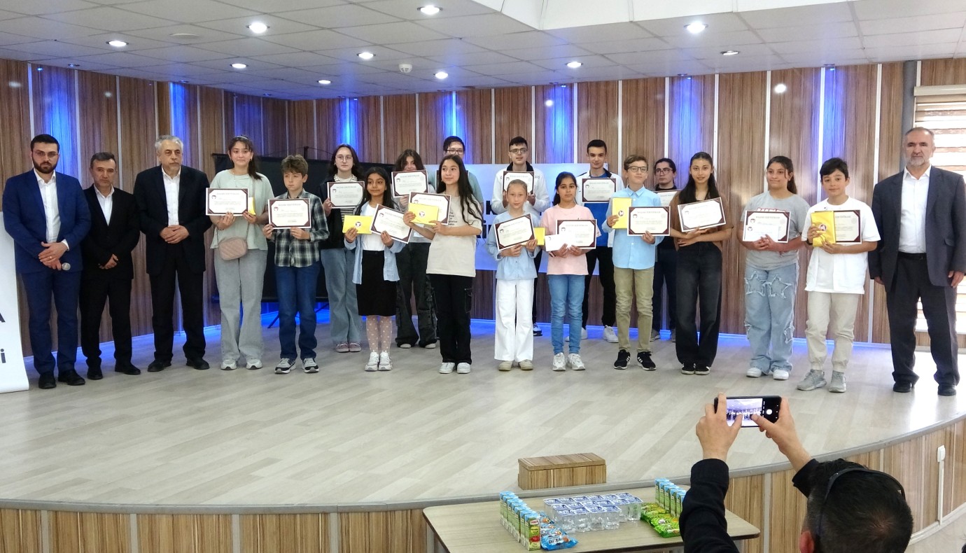 Kütahya’da Gençler Kitap Okuma Etkinliğinde Buluştu Kütahya’da Gençler Kitap Okuma Etkinliğinde Buluştu