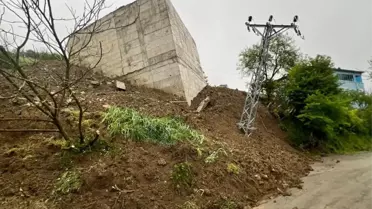 Samsun Tekkeköy'de Toprak Kayması: İstinat Duvarı Çöktü, Yol Trafiğe Kapatıldı