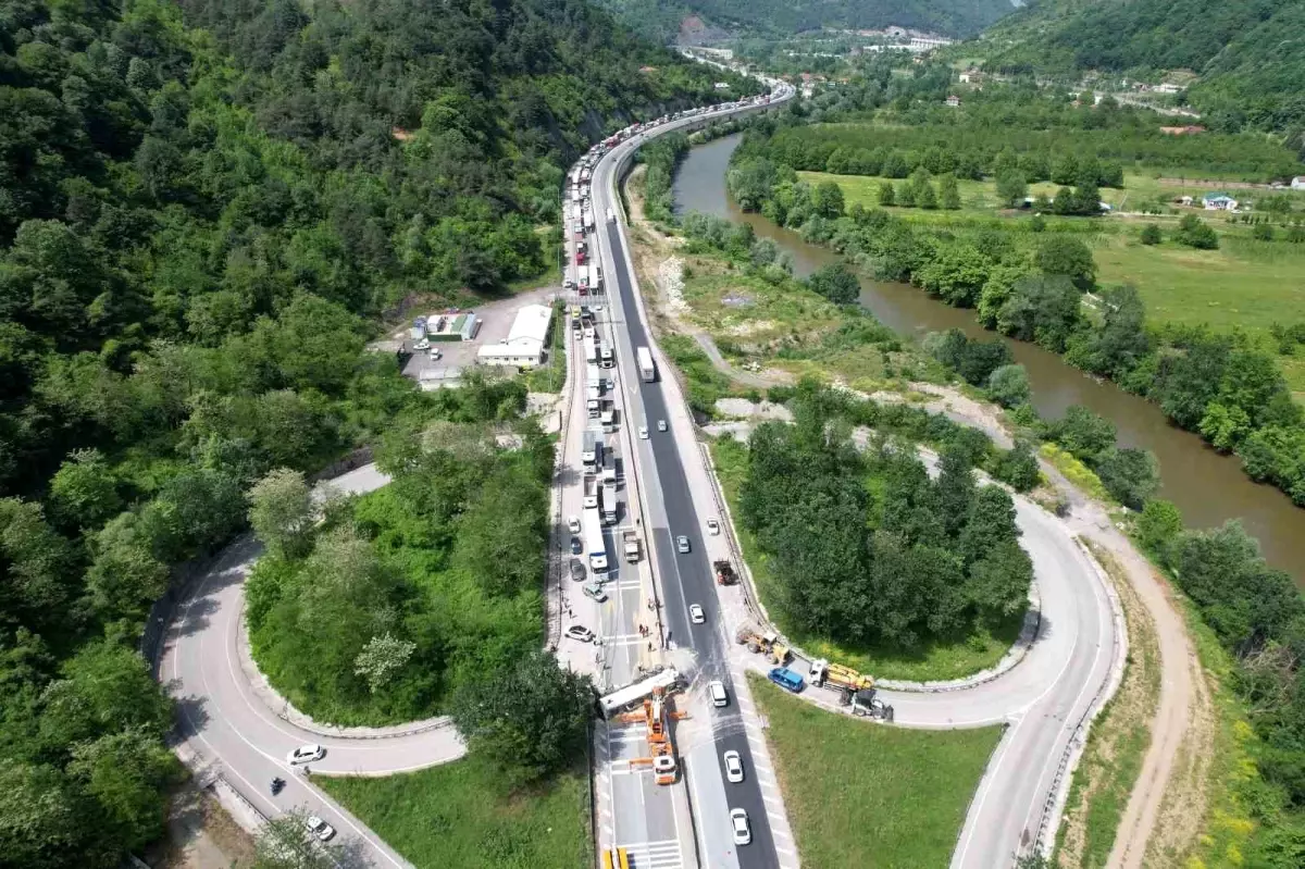 Sakarya-Bilecik Yolunda Ulaşım Felç Oldu: Tır Kazası Yolu Kilitledi