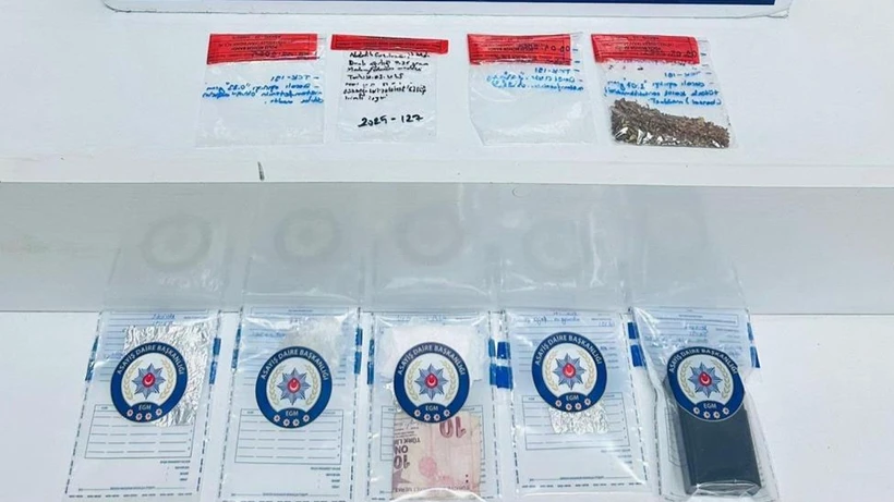 Eş Zamanlı Operasyonla Yakalandılar: Sentetik Madde, Kokain ve Extacy Ele Geçirildi Eş Zamanlı Operasyonla Yakalandılar: Sentetik Madde, Kokain ve Extacy Ele Geçirildi