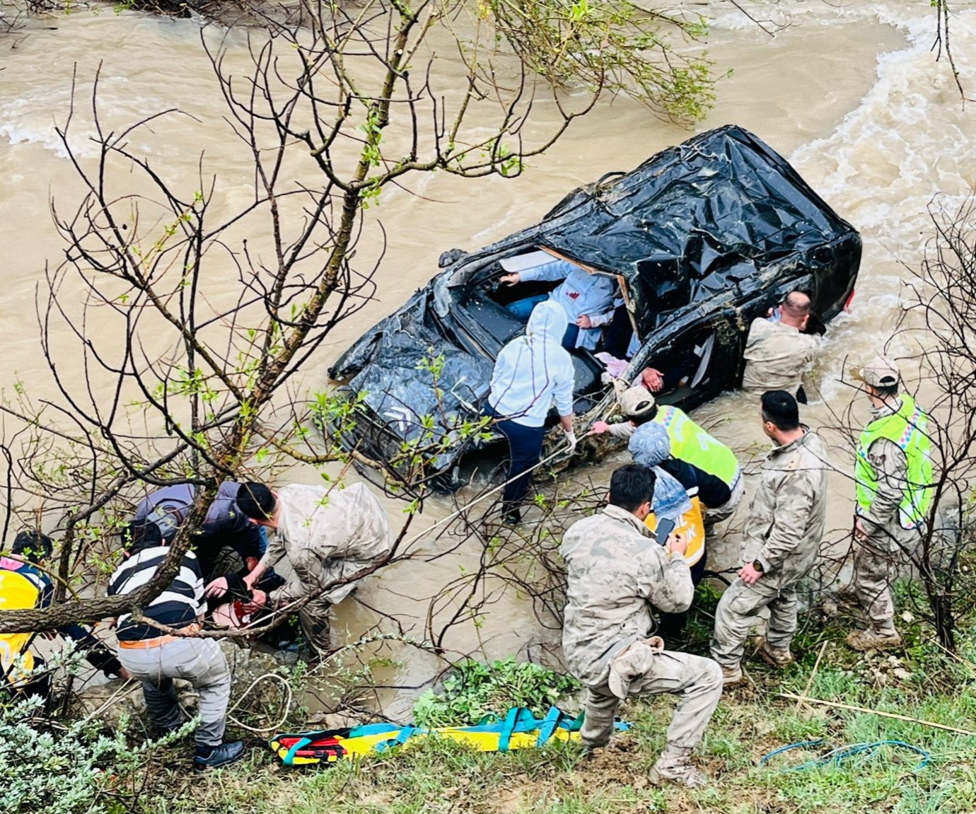 Gümüşhane'de Feci Kaza: Otomobil Dereye Uçtu, 1 Ölü 4 Yaralı