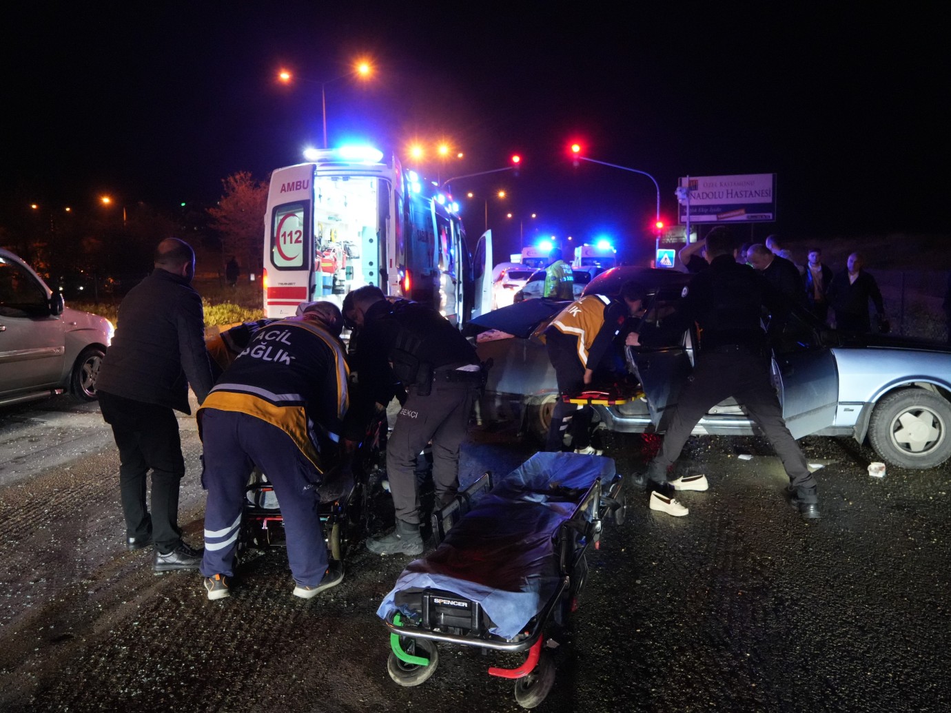 Kontrolden Çıkan Otomobil Kırmızı Işıkta Bekleyen Araçlara Çarptı: 9 Kişi Yaralandı