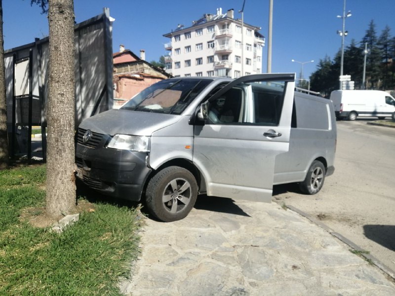 Yalvaç'ta Ticari Araç ile Otomobil Çarpıştı: 1 Kişi Yaralandı