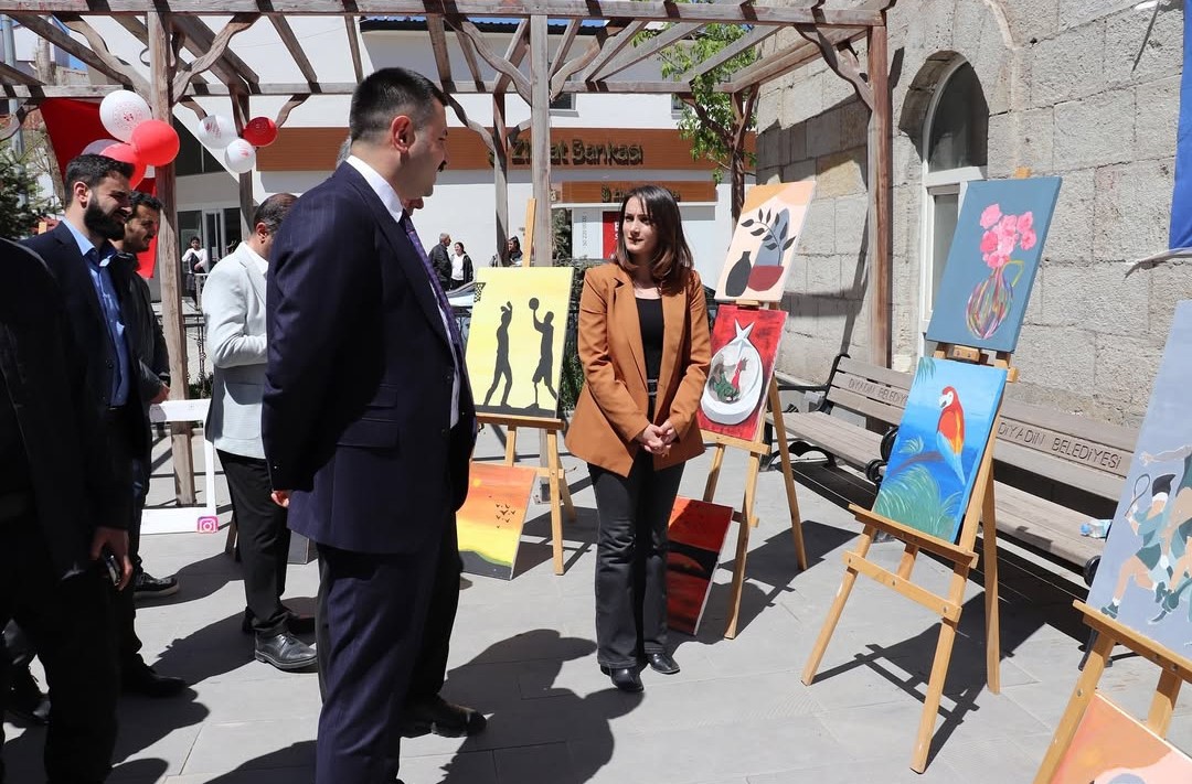 Diyadin'de Gençlik Haftası’na Özel Resim Sergisi Yoğun İlgi Gördü