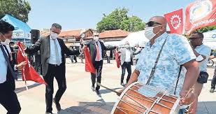 Davul Zurnalı Teslimat: Mahkeme Kararı Belediyeye Renkli Bir Yolla Ulaştı Davul Zurnalı Teslimat: Mahkeme Kararı Belediyeye Renkli Bir Yolla Ulaştı