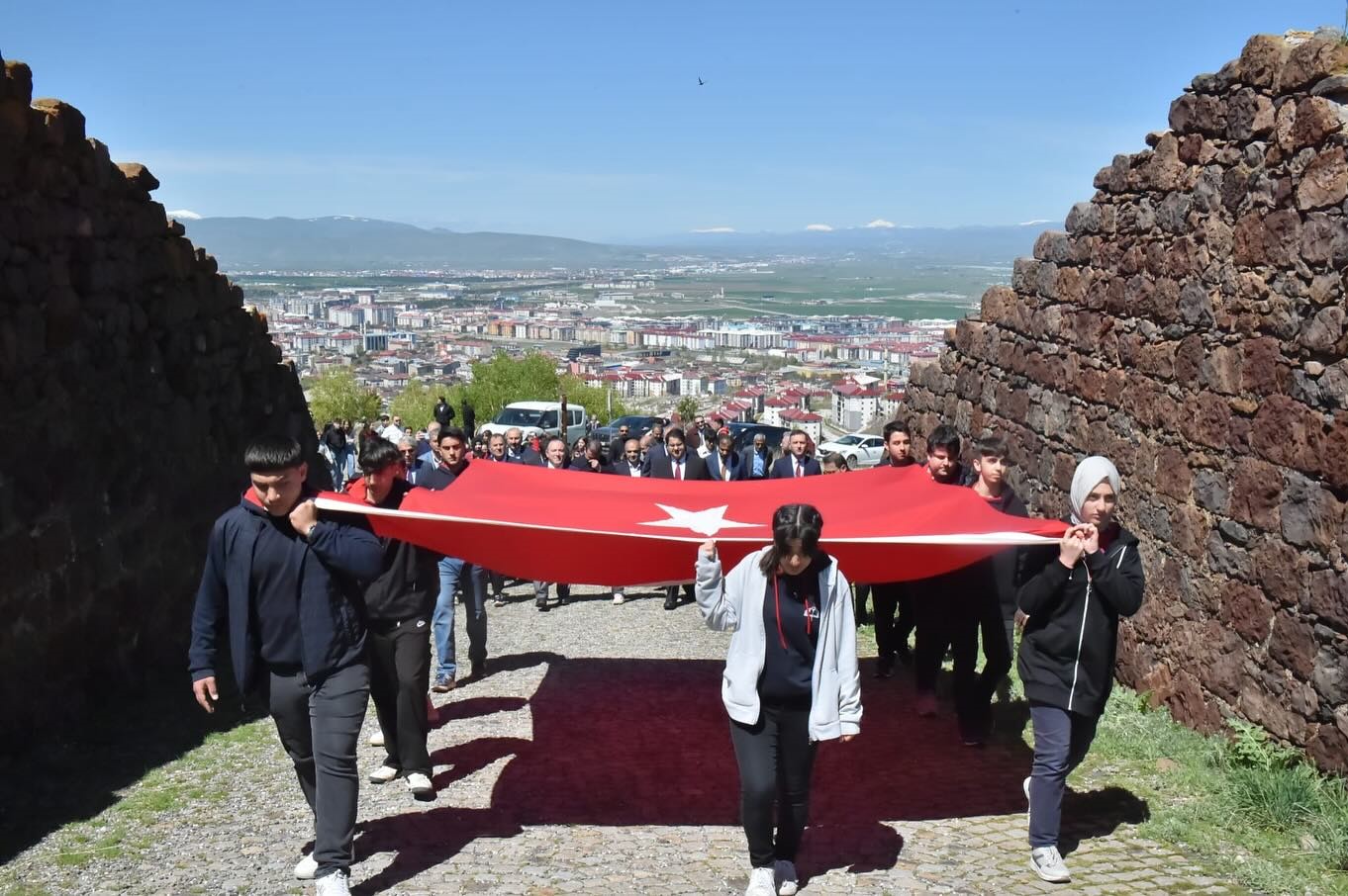 Gençlerden Ecdada Anlamlı Vefa: Erzurum’da Mecidiye Tabyalarında Gençlik Haftası Etkinliği
