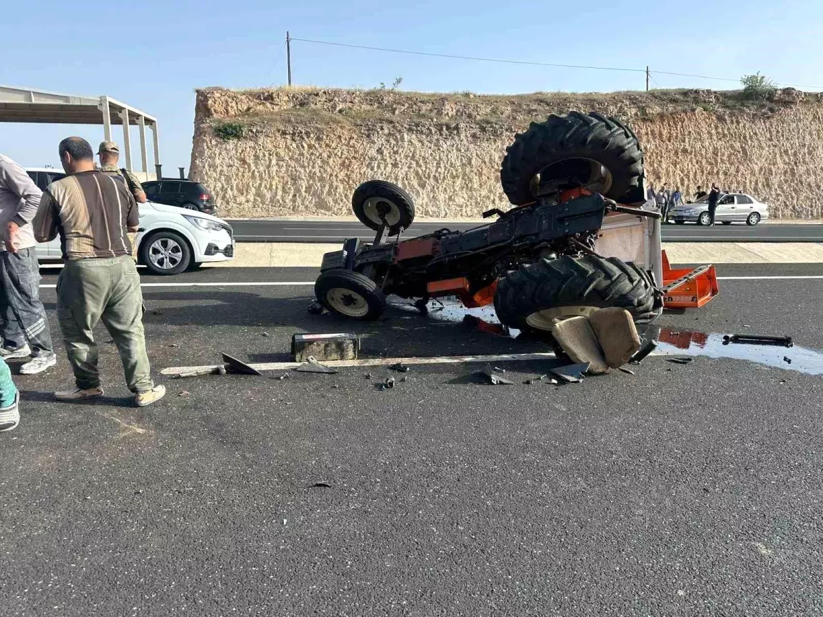 Midyat’ta Otomobil ve Traktör Çarpıştı: 3 Kişi Yaralandı!