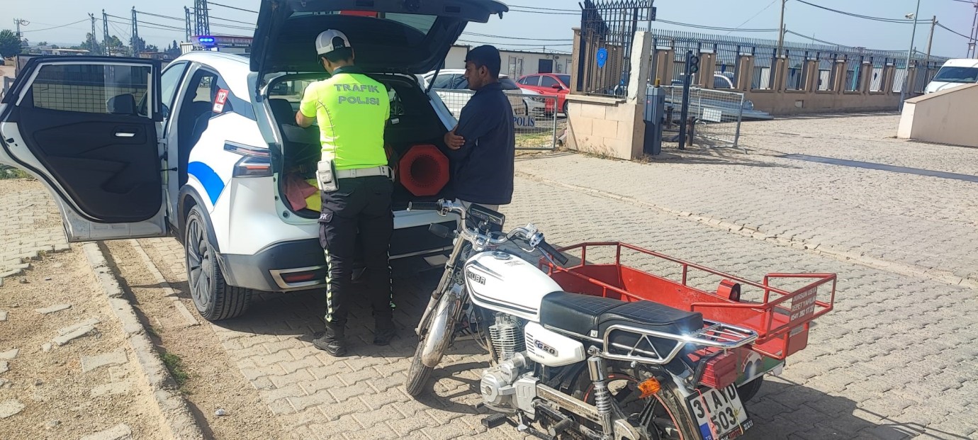 Motosikleti Üzerine Yatarak Sürdü, Yediği Ceza Motosikletin Fiyatını Geçti Motosikleti Üzerine Yatarak Sürdü, Yediği Ceza Motosikletin Fiyatını Geçti