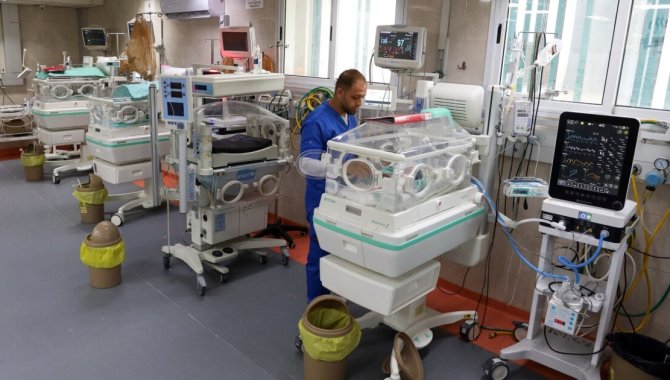 Gazze'de Yenidoğan Bebekler Hayatta Kalma Mücadelesi Veriyor: Felaket Koşullar Altında Tıbbi Yardım Çağrısı