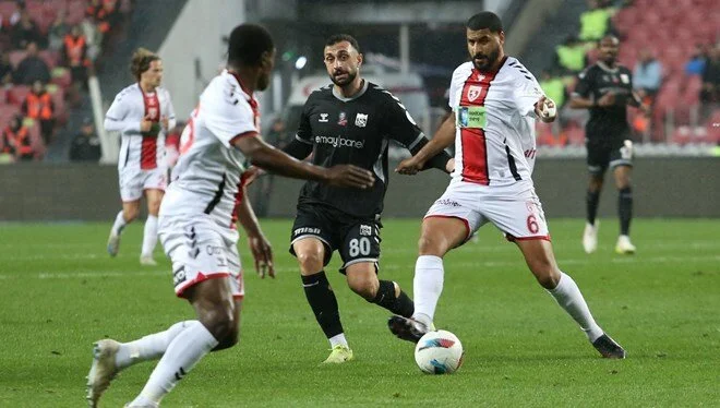 Süper Lig'de Küme Düşen Üçüncü Takım Belli Oldu: Sivasspor 1. Lig'e Geriledi Süper Lig'de Küme Düşen Üçüncü Takım Belli Oldu: Sivasspor 1. Lig'e Geriledi