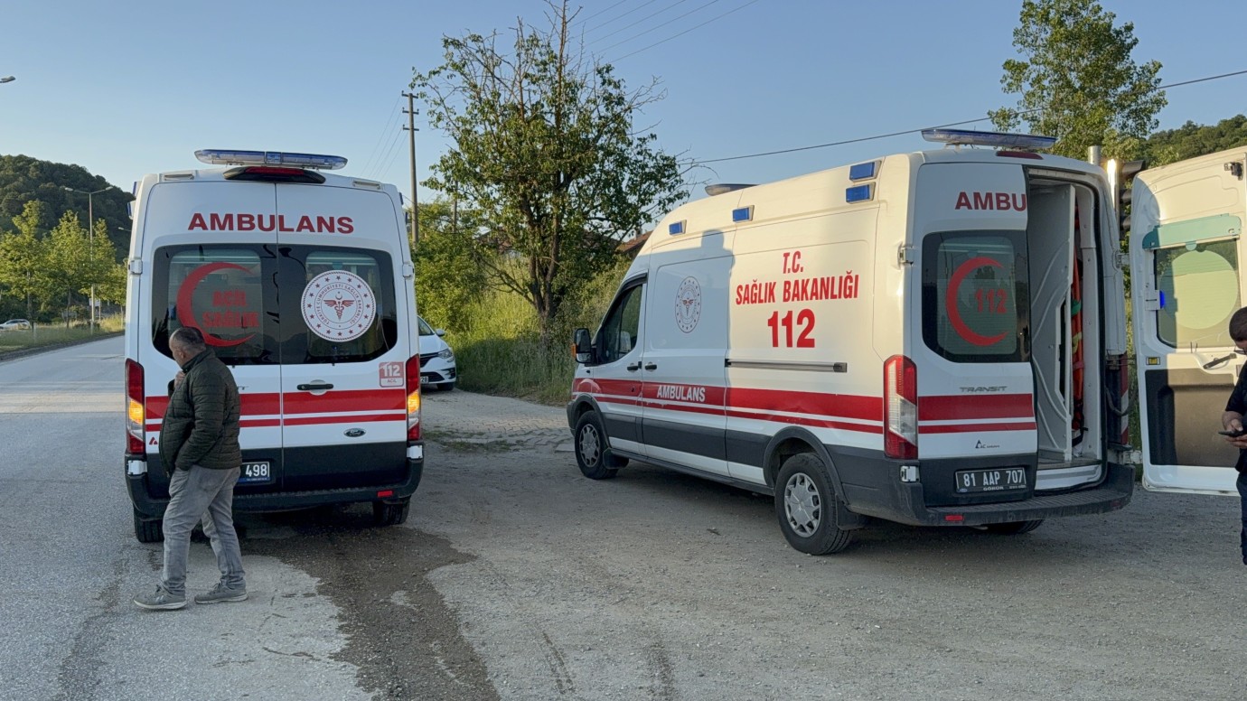 Düzce'de Otomobil Halk Otobüsüne Çarptı: 6 Yolcu Yaralandı Düzce'de Otomobil Halk Otobüsüne Çarptı: 6 Yolcu Yaralandı