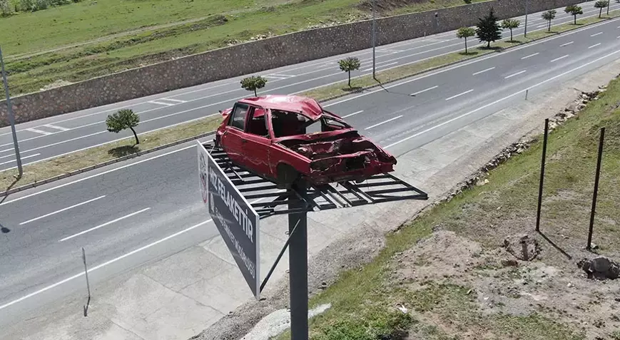 Elazığ’da Yol Kenarına Yerleştirilen Kazalı Araç Sürücülerin Dikkatini Çekti