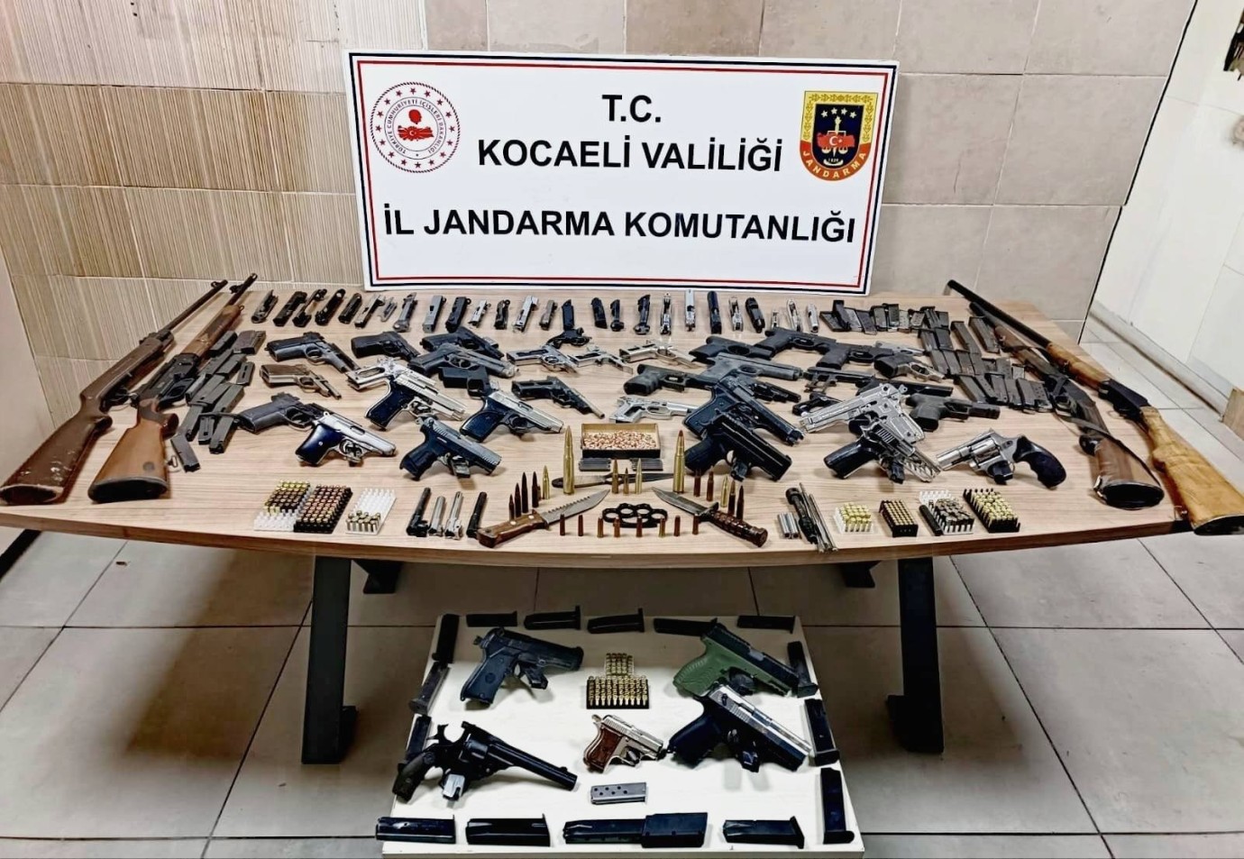Kocaeli Derince’de Ruhsatsız Silah Operasyonu: 18 Silah ve Yüzlerce Parça Ele Geçirildi Kocaeli Derince’de Ruhsatsız Silah Operasyonu: 18 Silah ve Yüzlerce Parça Ele Geçirildi