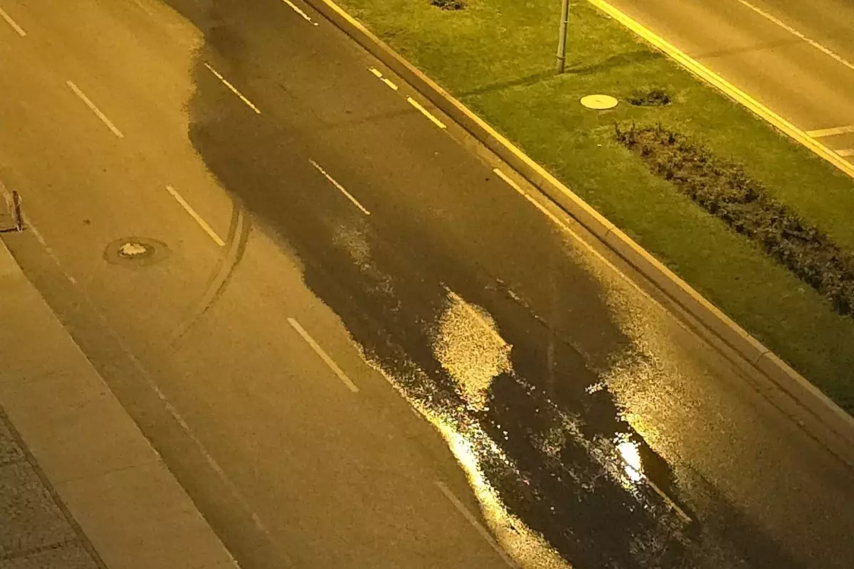 Pendik’te Boşa Akan Su Krizi: Vatandaş Tepkili, Belediyeler Sorumluluğu Üstlenmiyor