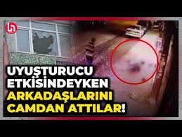 Fatih’te Tehlikeli Taşınma Anı Kamerada: Eşyalarını 3. Kattan Aşağı Attı Fatih’te Tehlikeli Taşınma Anı Kamerada: Eşyalarını 3. Kattan Aşağı Attı
