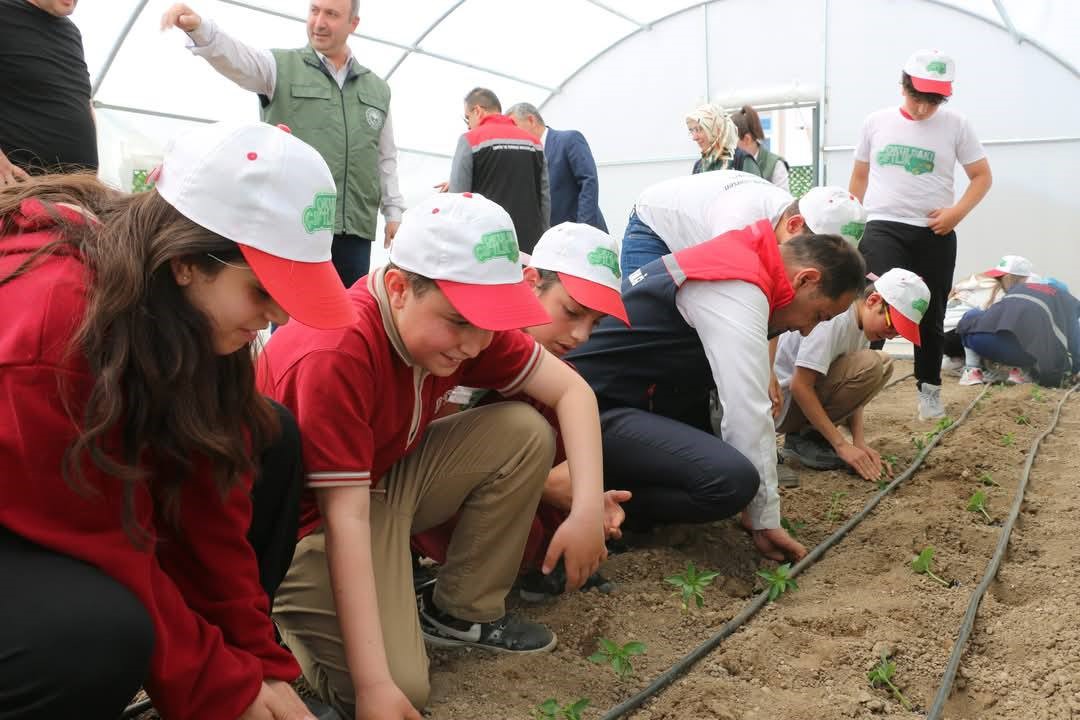 Erzincan’da Öğrenciler Serada Üretimi Yerinde Öğreniyor.