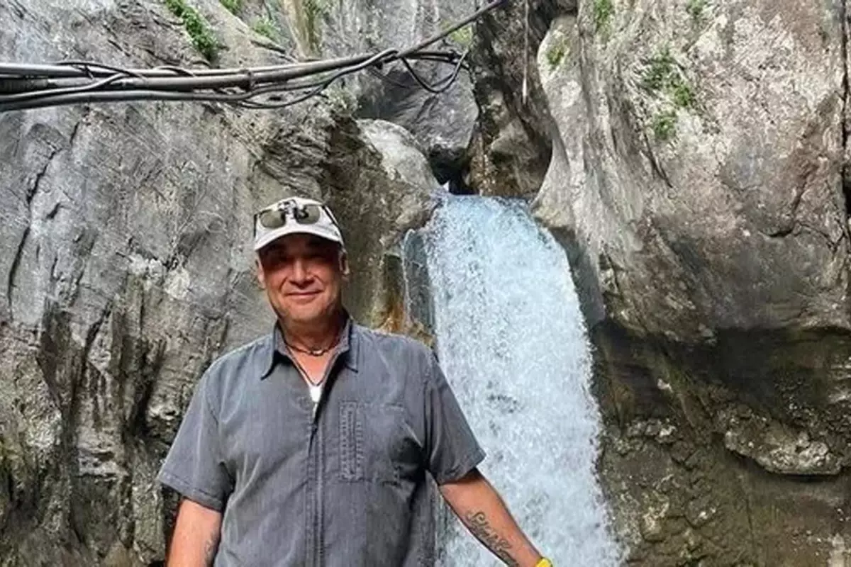 Oyuncu Mehmet Serdar Sulukahya Evinde Bıçaklandı. Oyuncu Mehmet Serdar Sulukahya Evinde Bıçaklandı.