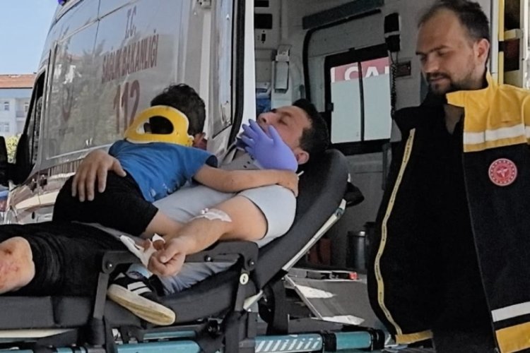 Bursa'da Yaralı Çocuğa Moral Desteği: Sağlık Ekiplerinden Duygulandıran Hareket Bursa'da Yaralı Çocuğa Moral Desteği: Sağlık Ekiplerinden Duygulandıran Hareket