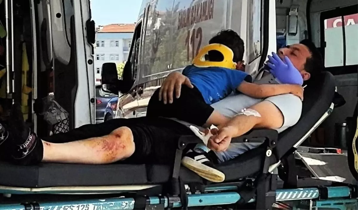 Bursa’da Motosiklet Kazası: Baba ve İki Çocuğu Yaralandı Bursa’da Motosiklet Kazası: Baba ve İki Çocuğu Yaralandı
