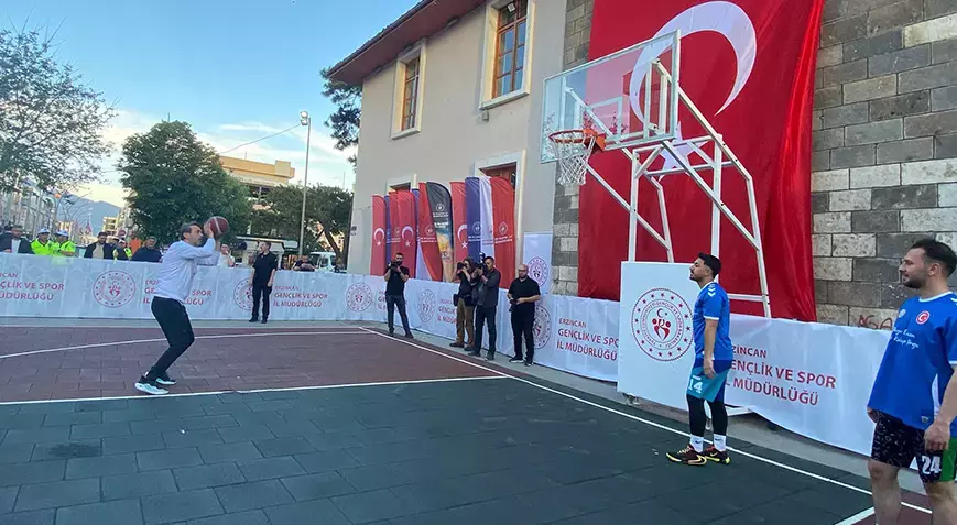 Enerji ve Tabii Kaynaklar Bakanı Basketbol Maçında Gençlerle Buluştu Enerji ve Tabii Kaynaklar Bakanı Basketbol Maçında Gençlerle Buluştu