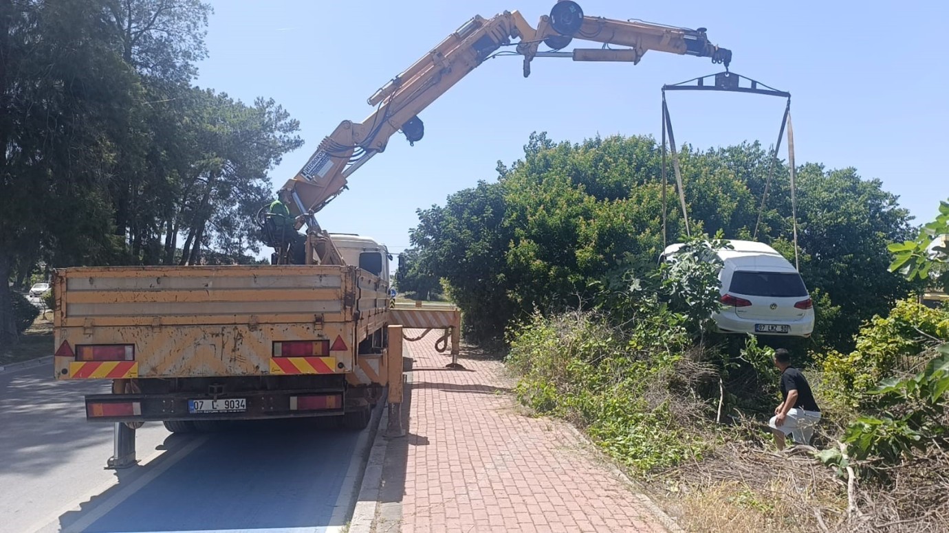 Antalya Manavgat’ta Tehlikeli Viraj Kabusu: Yarım Saat Arayla Aynı Bahçeye İki Araç Uçtu