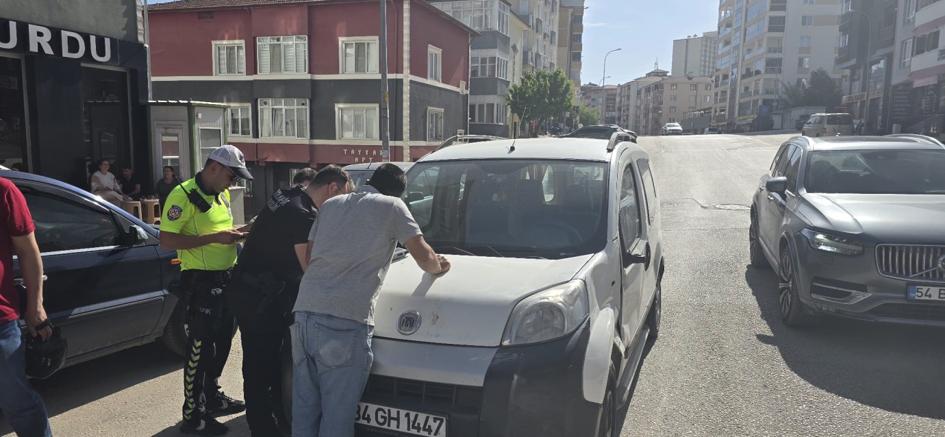 Bilecik'te Park Manevrası Kazaya Neden Oldu: 1 Kişi Yaralandı Bilecik'te Park Manevrası Kazaya Neden Oldu: 1 Kişi Yaralandı