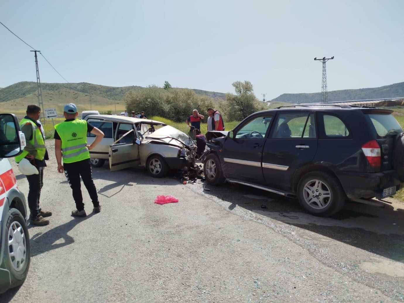 Otomobil ile Cip Kafa Kafaya Çarpıştı: 1'i Ağır 6 Kişi Yaralandı