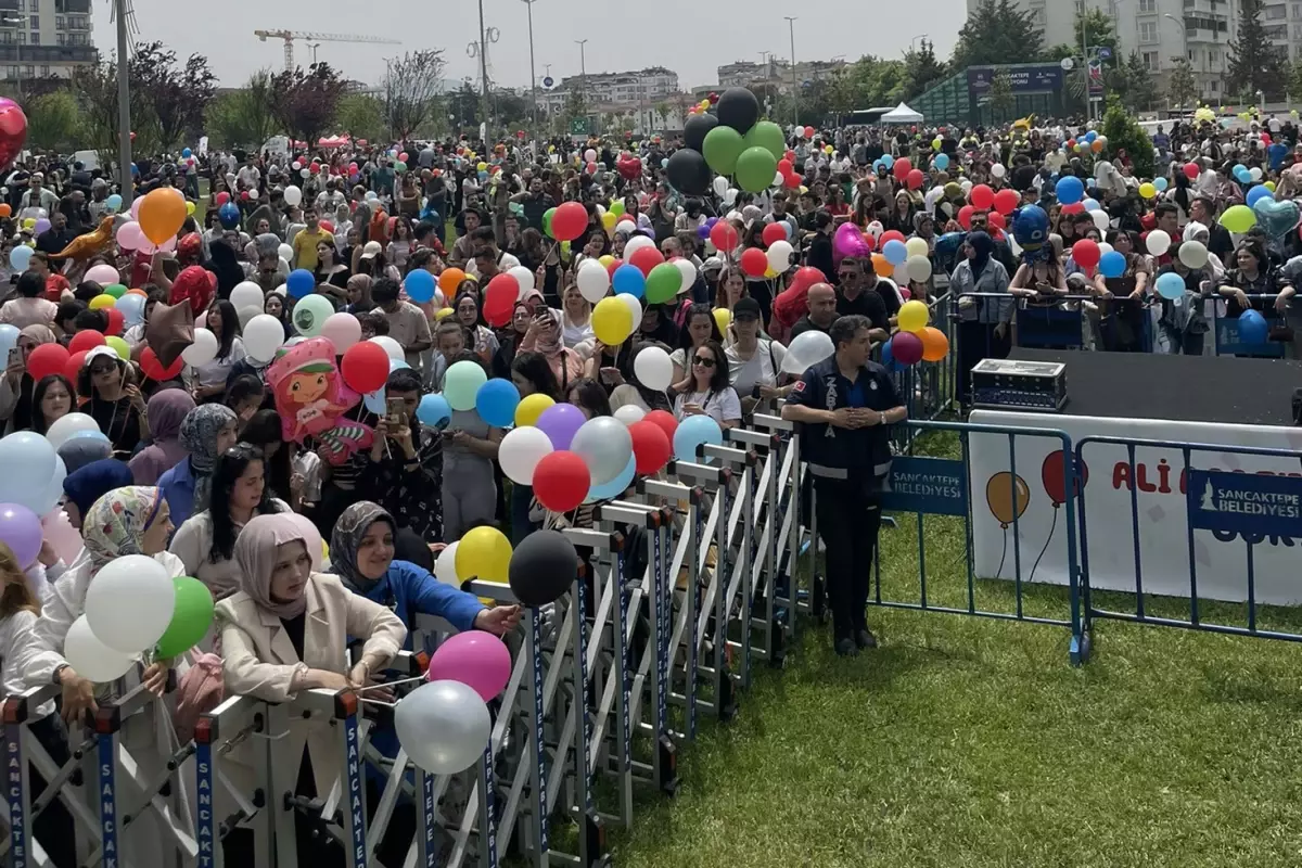 Kanseri Yenen Ali Asaf İçin Binlerce Balon Gökyüzüne Bırakıldı Kanseri Yenen Ali Asaf İçin Binlerce Balon Gökyüzüne Bırakıldı