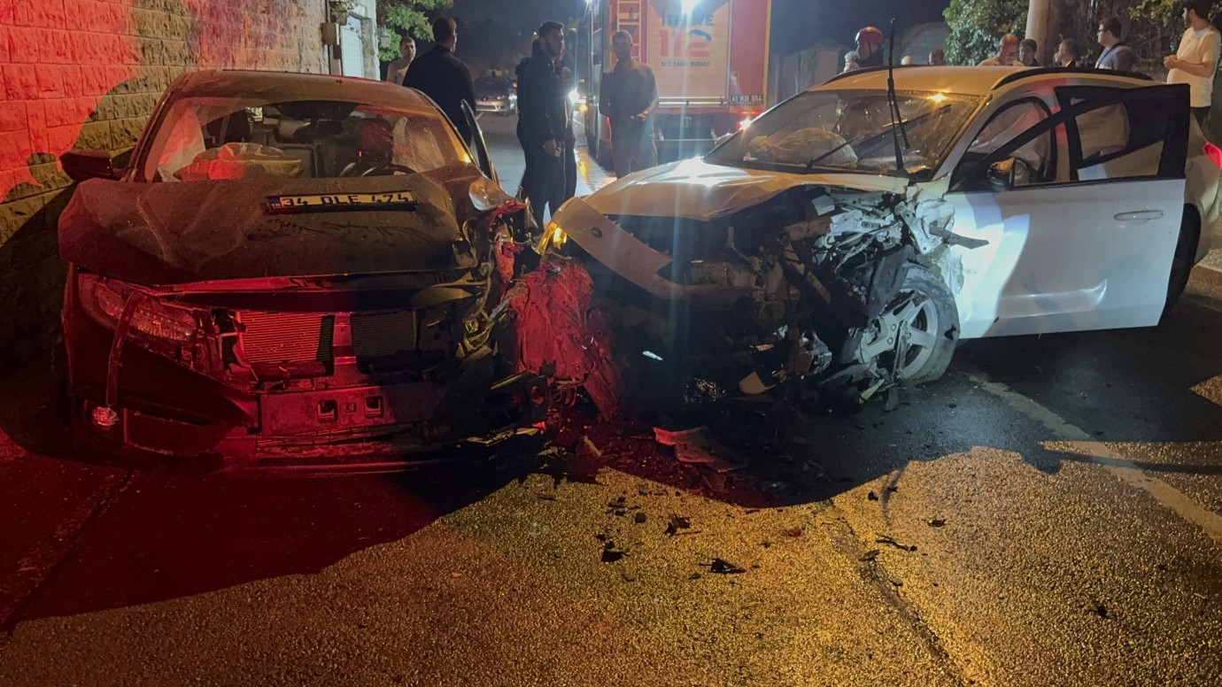 Kocaeli Darıca’da Kafa Kafaya Çarpışma: 6 Yaralı! Araçlar Hurdaya Döndü