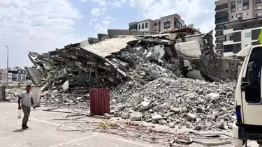 Hasarlı Bina Tehlikesi: İş Makinesinin Dokunmasıyla 7 Katlı Bina Tuzla Buz Oldu