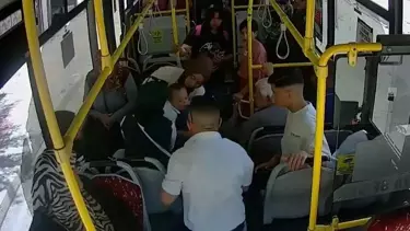 Karaman’da Otobüste Boğazına Şeker Kaçan Bebek Heimlich Manevrasıyla Kurtarıldı Karaman’da Otobüste Boğazına Şeker Kaçan Bebek Heimlich Manevrasıyla Kurtarıldı