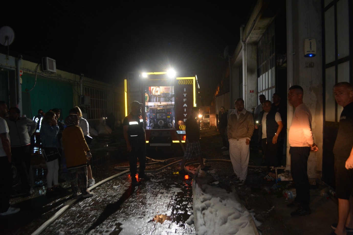 Ayvalık’ta Gözlük Fabrikasında Yangın: Alevler Fabrikayı Sardı